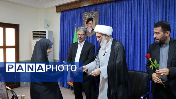 دیدار نخبگان دانش‌آموزی با نماینده ولی فقیه در استان بوشهر 