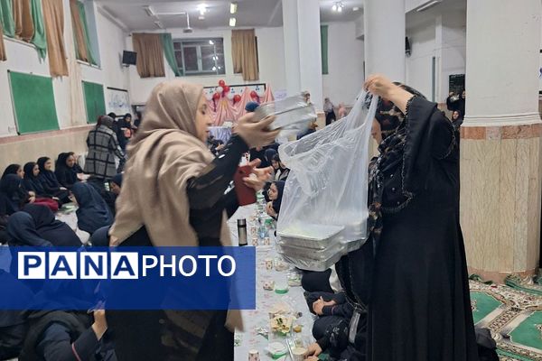 برگزاری مراسم احسان و افطار در دبیرستان حضرت ولیعصر (عج) ری یک 