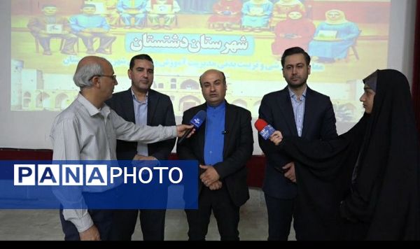 تجلیل از برگزیدگان دانش‌آموزی مسابقات فرهنگی و هنری جشنواره هما شهرستان دشتستان 
