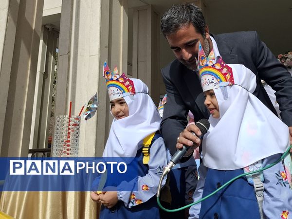 جشن شکوفه ها در دبستان مصلی نژاد