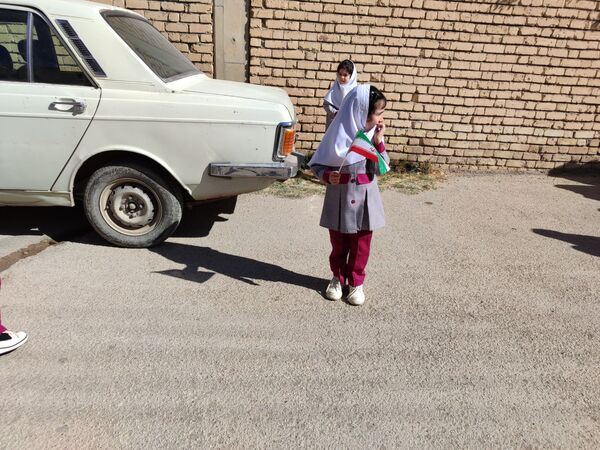 حضور گسترده دانش آموزان سورشجان در راهپیمایی ۱۳ آبان؛ فریاد ایستادگی در برابر استکبار جهانی