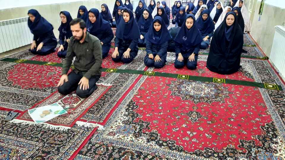 استقبال پرشور دانش‌آموزان از برگزاری نماز جماعت در دبیرستان انصار