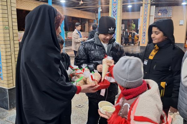 غبارروبی مزار شهدای گمنام توسط نوجوانان جهادگر شیرازی