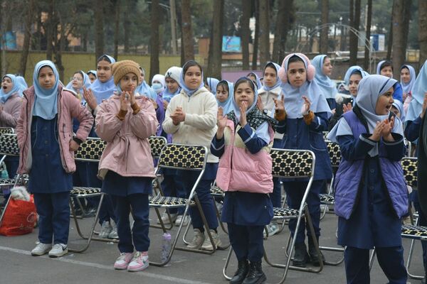 حضور خادمان رضوی در مدرسه قدر بهارستان‌دو