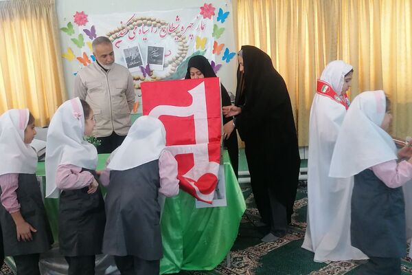  آیین پرچم‌گردانی به یاد امام حسین(ع) در مدارس فیروزکوه