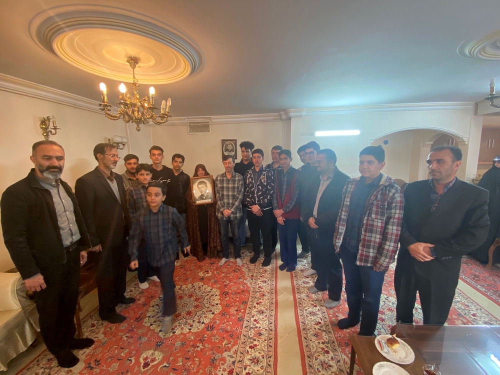 دانش آموزان همدانی به دیدار از خانواده شهدا رفتند