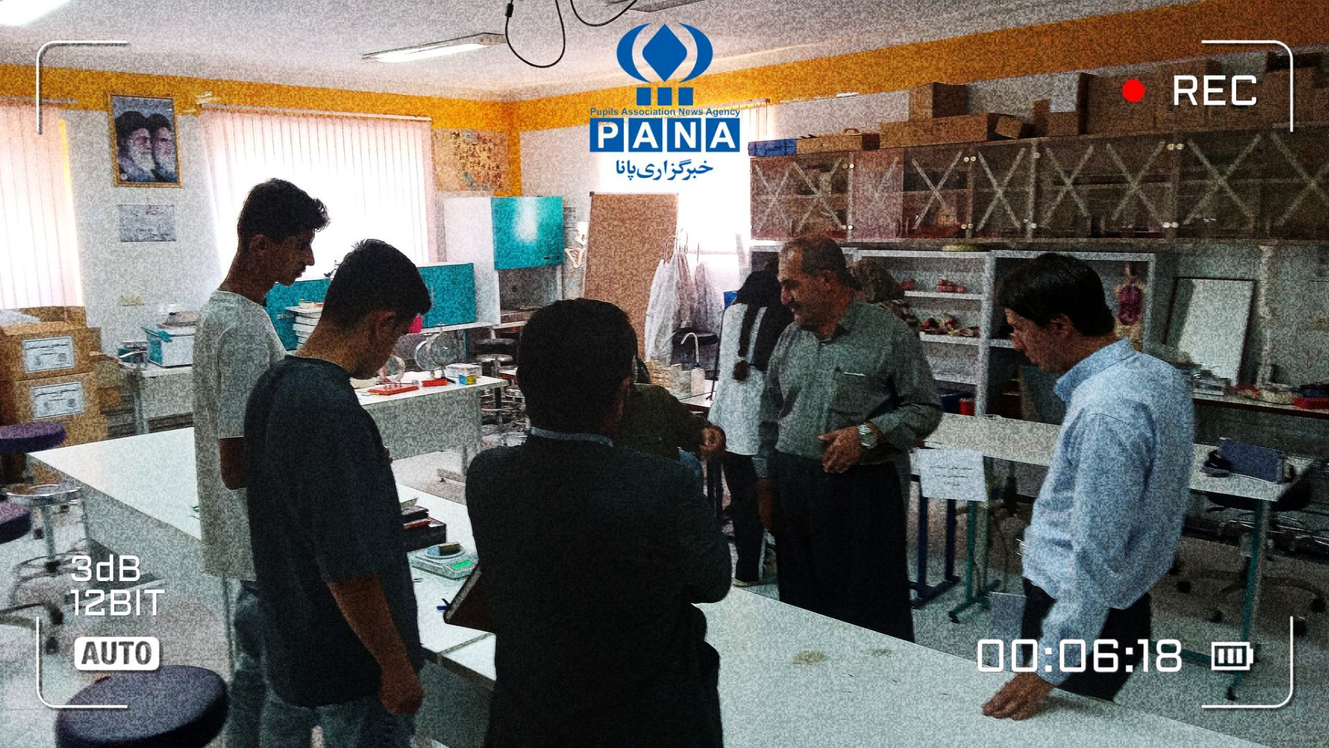 بازدید معاون آموزشی دهگلان از آزمایشگاه دبیرستان پروین اعتصامی و تاکید بر تجهیز و توسعه امکانات علمی