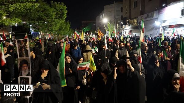 برای کشورمان ایران در خیابان می‌مانیم