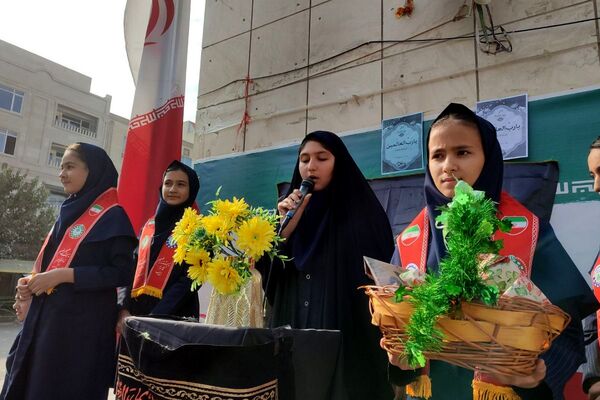 شور وشوق دانش‌آموزان در برنامه صبحگاهی مدرسه مریم بهارستان دو