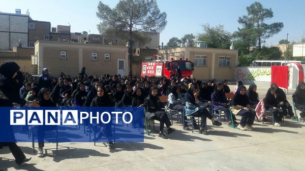 هفته پدافند غیر عامل در دبیرستان دخترانه حضرت زینب (س)کاشمر