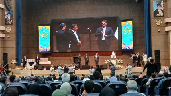 معلم قلب تپنده پایتخت دانایی