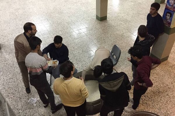 مراسم افطاری در دبیرستان نمونه آیت الله خامنه ای