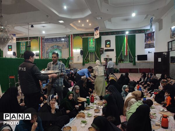 قرائت قرآن، نماز جماعت و افطار در مسجد خاتم پیامبران 