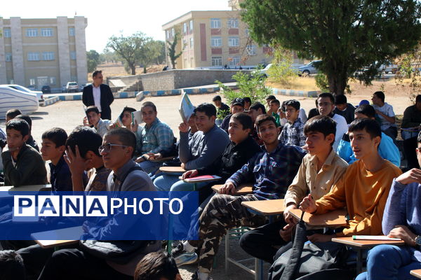 گرامیداشت هفته دفاع مقدس در مدرسه نخبگان عشایر گنجه‌ای یاسوج