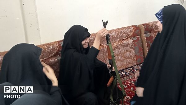 بانوان بسیجی و جانفدا در شهر فردوسیه باآموزش و فراگیری کار با اسلحه به دفاع از وطن وجان خود وهموطنانشان برخاستند