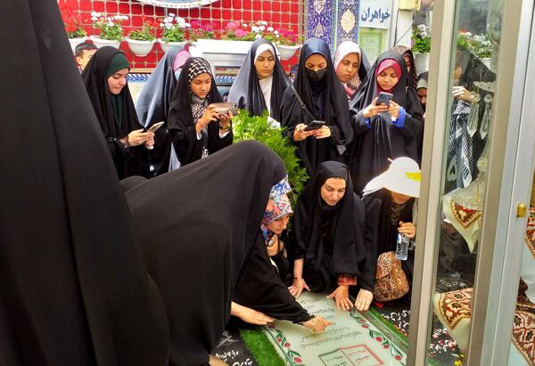 دختران اثرگذار شهرستان‌های تهران مزار سردار دلها و شهیده آیدا قاسمی را زیارت کردند