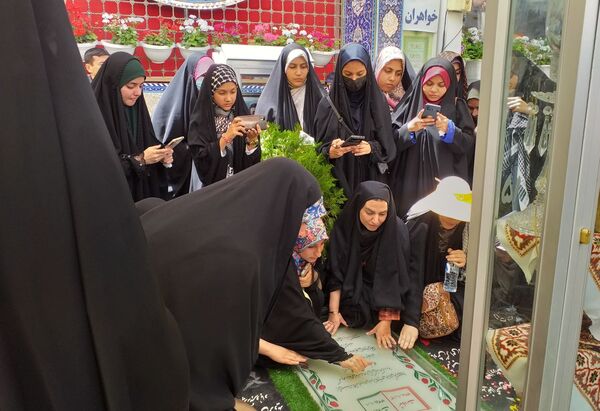 دختران اثرگذار شهرستان‌های تهران مزار سردار دلها و شهیده آیدا قاسمی را زیارت کردند