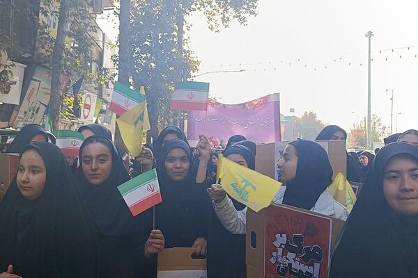 همه‌باهم در راهپیمایی روز دانش‌آموز؛ تجلی وحدت و آگاهی نسل نو