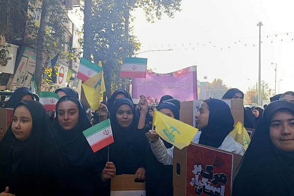 همه‌باهم در راهپیمایی روز دانش‌آموز؛ تجلی وحدت و آگاهی نسل نو