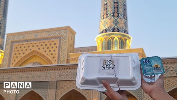 «سفره پدری» در حرم امام رضا (ع) پهن شد