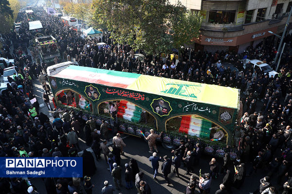 تشییع پیکرهای ۱۰۰ شهید گمنام از مقابل دانشگاه تهران