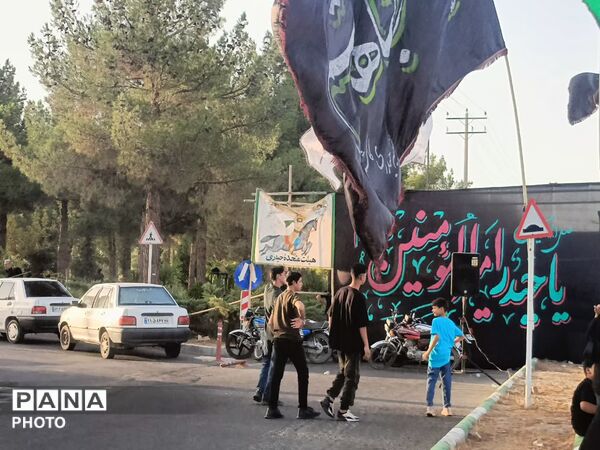 رقص پرچم‌ها در باد عزای کاشمر هم‌صدایی آسمان با زائران