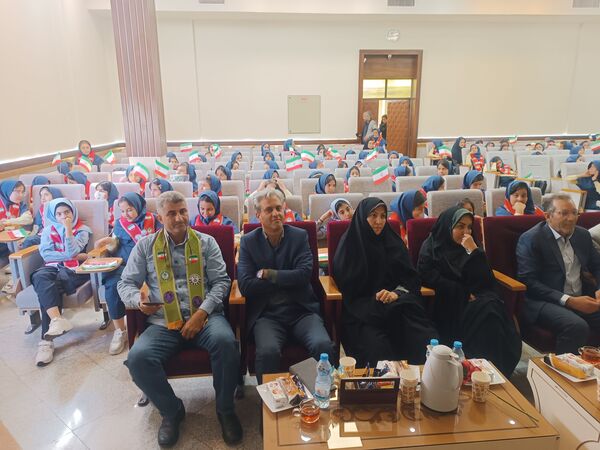 جشن عاطفه‌ها با تقسیم مهر و مهربانی در دبستان آرمینه مصلی نژاد 