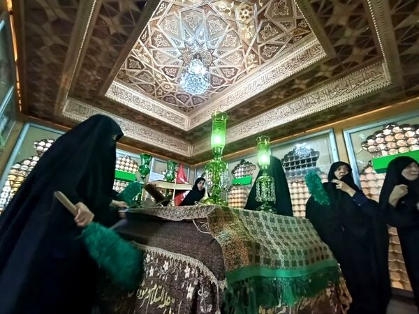 مراسم غبار روبی و زیارت ضریح مطهر سلطانعلی ابن امام محمد باقر (ع) در کربلای ایران 
