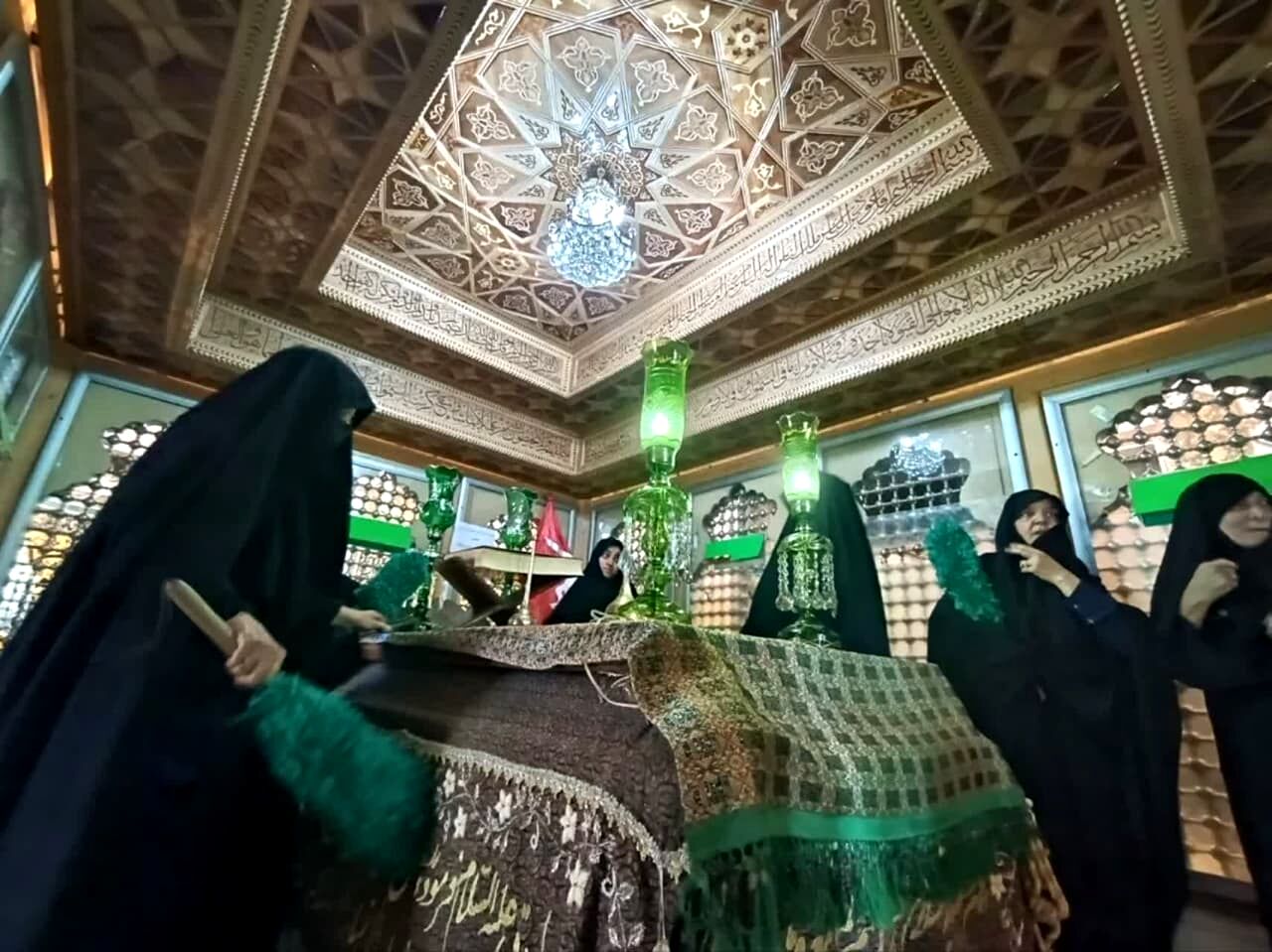 مراسم غبار روبی و زیارت ضریح مطهر سلطانعلی ابن امام محمد باقر (ع) در کربلای ایران 