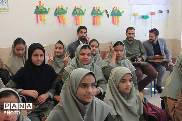 ارزیابی معلمان و انتخاب معلم نمونه در مدرسه دخترانه عارفین