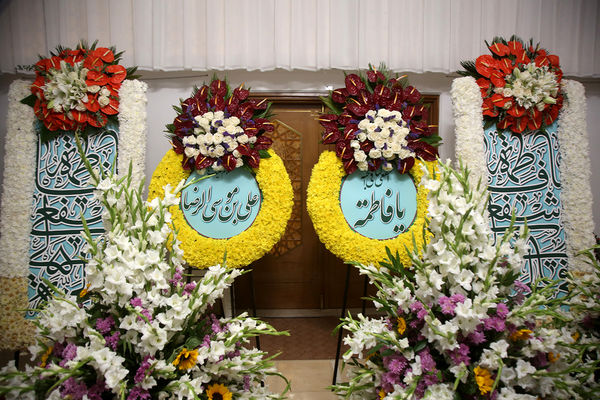 گل آرایی ضریح مطهر حضرت معصومه(س) به مناسبت روز دختر