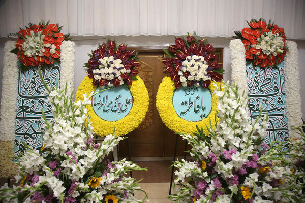 گل آرایی ضریح مطهر حضرت معصومه(س) به مناسبت روز دختر