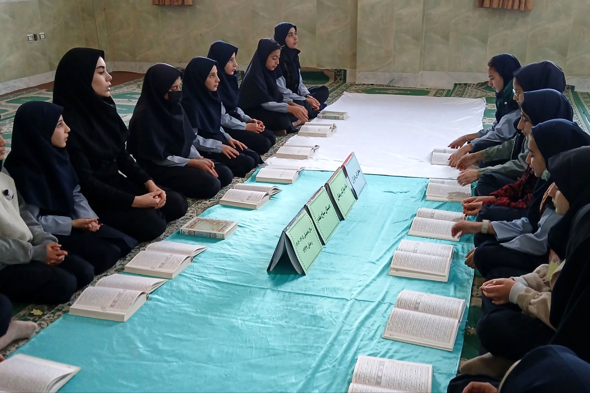 محفل انس با قرآن در دبستان سیاح‌مقدم رباط‌کریم