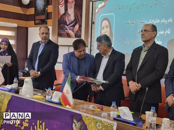 معلمان نمونه در قاب افتخار آموزش و پرورش منطقه ۵