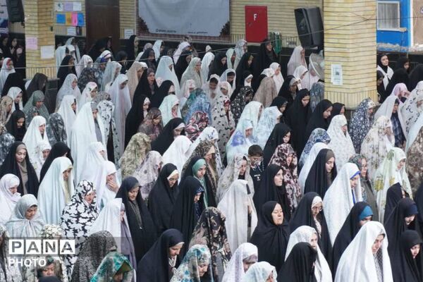 نسل نو در آینه ایمان؛ حضور دل‌نشین نوجوانان نماز جمعه بهارستان