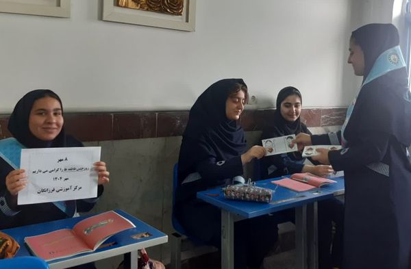 جشن عاطفه‌ها در دبیرستان فرزانگان قائمشهر