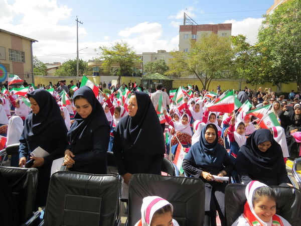 نواختن زنگ اول مهر در مدرسه شهدا فرهنگی 