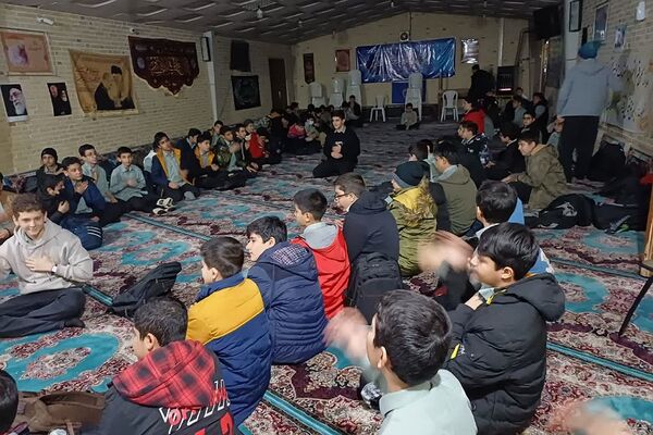 حضور پرشور دانش‌آموزان دانش‌آموزان دبیرستان شهید بهشتی ناحیه 2 شهرری در مراسم شهادت حضرت زهرا(س)