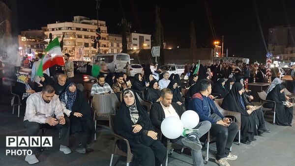 مردم همچنان در صحنه 