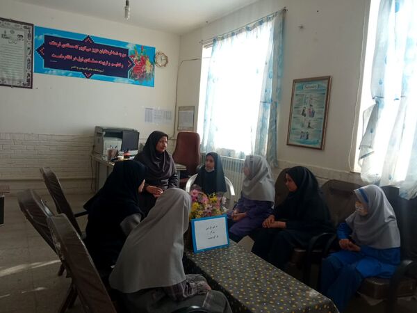 دومین جلسه شورای دانش آموزی در مدرسه تکتم خلیل آباد 
