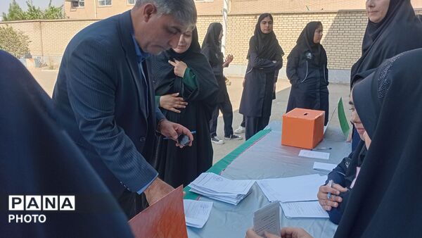 انتخابات انجمن اولیا در دبیرستان نمونه شهید مهناز کائیدی