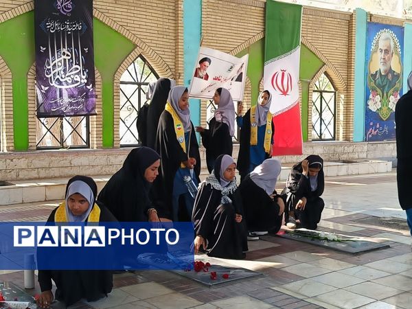 مراسم غبارروبی گلزار شهدا با حضور دانش‌آموزان و خانواده‌های شهدا