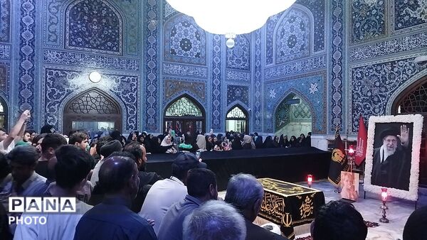 گذری بر مزار رهبر شهید و خانواده شهیدشان در دارلذکر حرم مطهر رضوی 