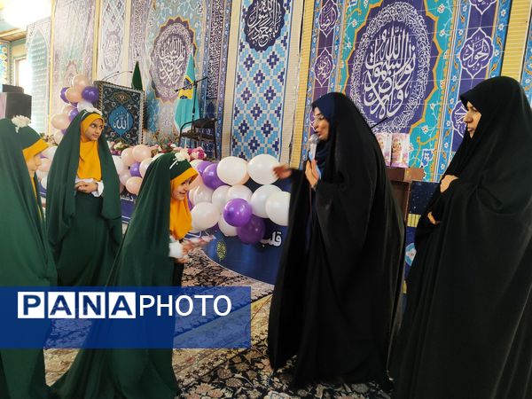 دکلمه‌خوانی دانش‌آموزان در مقابل مادران شهرستان قدس به‌مناسبت روز مادر