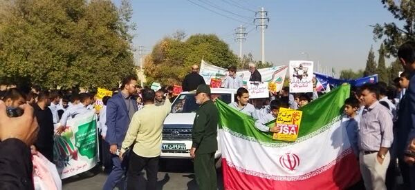 حضور نسل فهمیده ها در راهپیمایی 13 آبان 