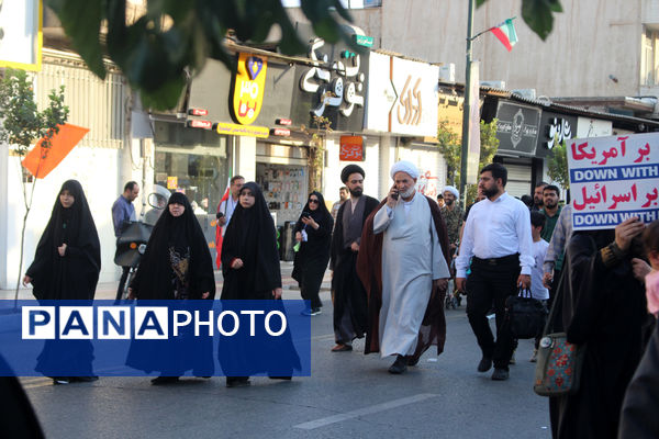 جلوه‌های حماسی از حضور نوجوانان قمی در مراسم تشییع شهدا 