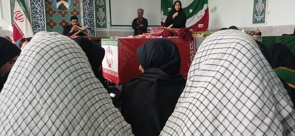 وداع دانش‌آموزان هنرستان الزهرا با پیکر مطهر شهید گمنام