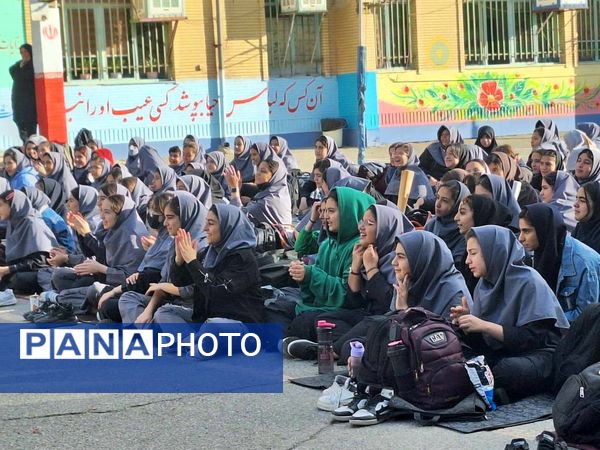 مسابقات ورزشی و اهدای جوایز به ورزشکاران مدال آور در دبیرستان شهید بابایی