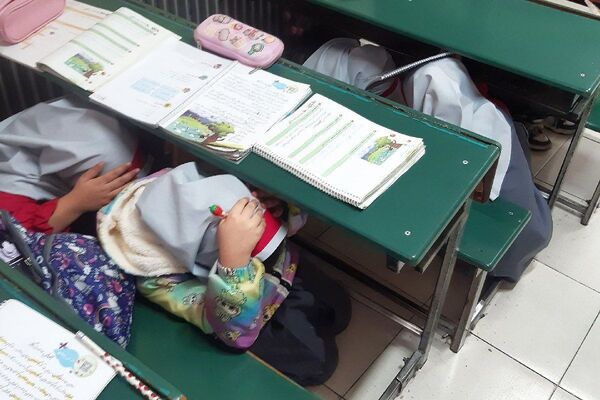 مانور سراسری زلزله و ایمنی با شعار "مدرسه ایمن، جامعه تاب‌آور" در مدرسه سارا شهرستان ملارد