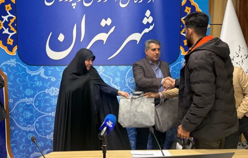 تقدیر از دانش‌آموزخبرنگاران، نمایندگان مجلس و مجامع دانش‌آموزی در نشست گفت‌وگوی بین‌نسلی تهران